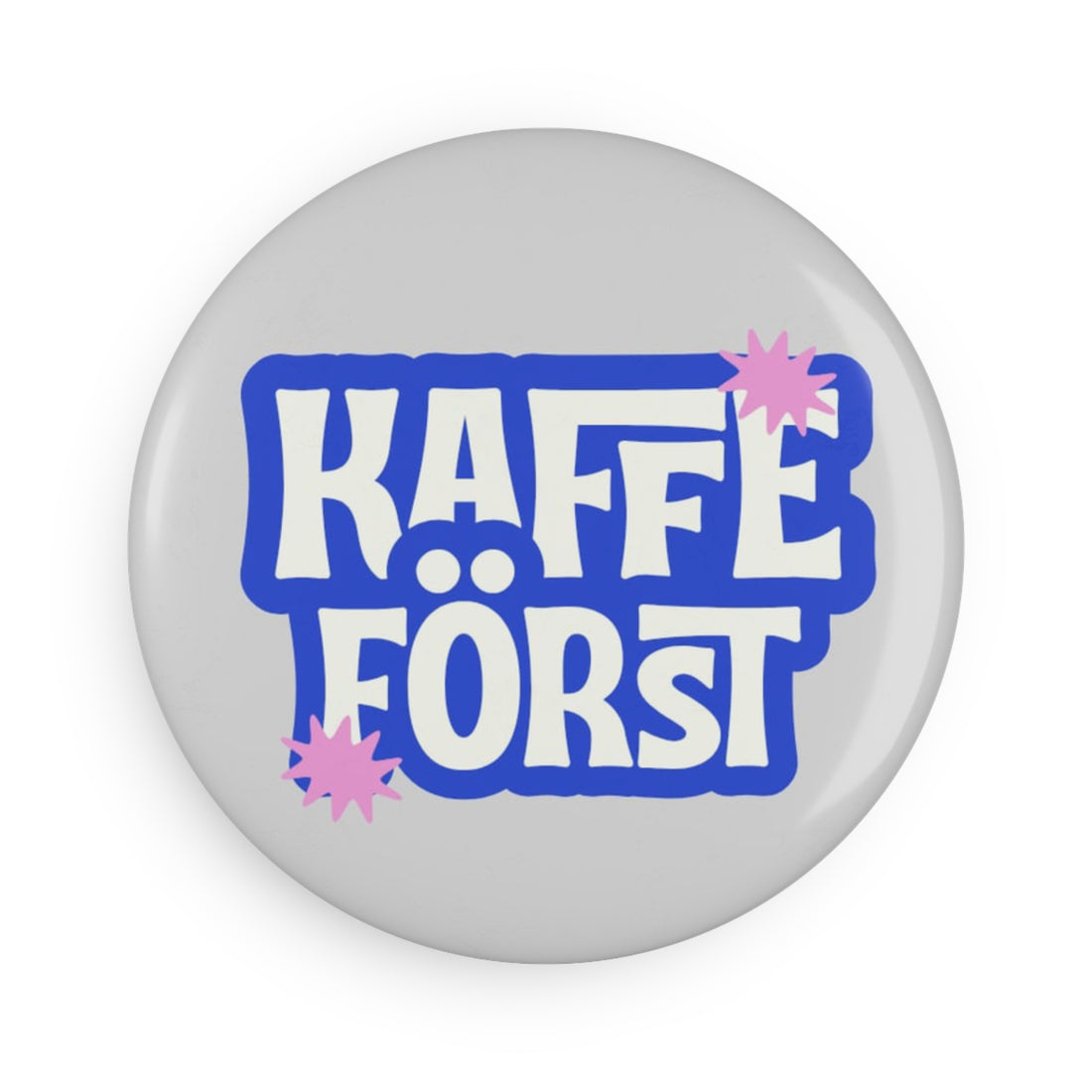 Kaffe Först Round Button Magnet – Retro Coffee First Design