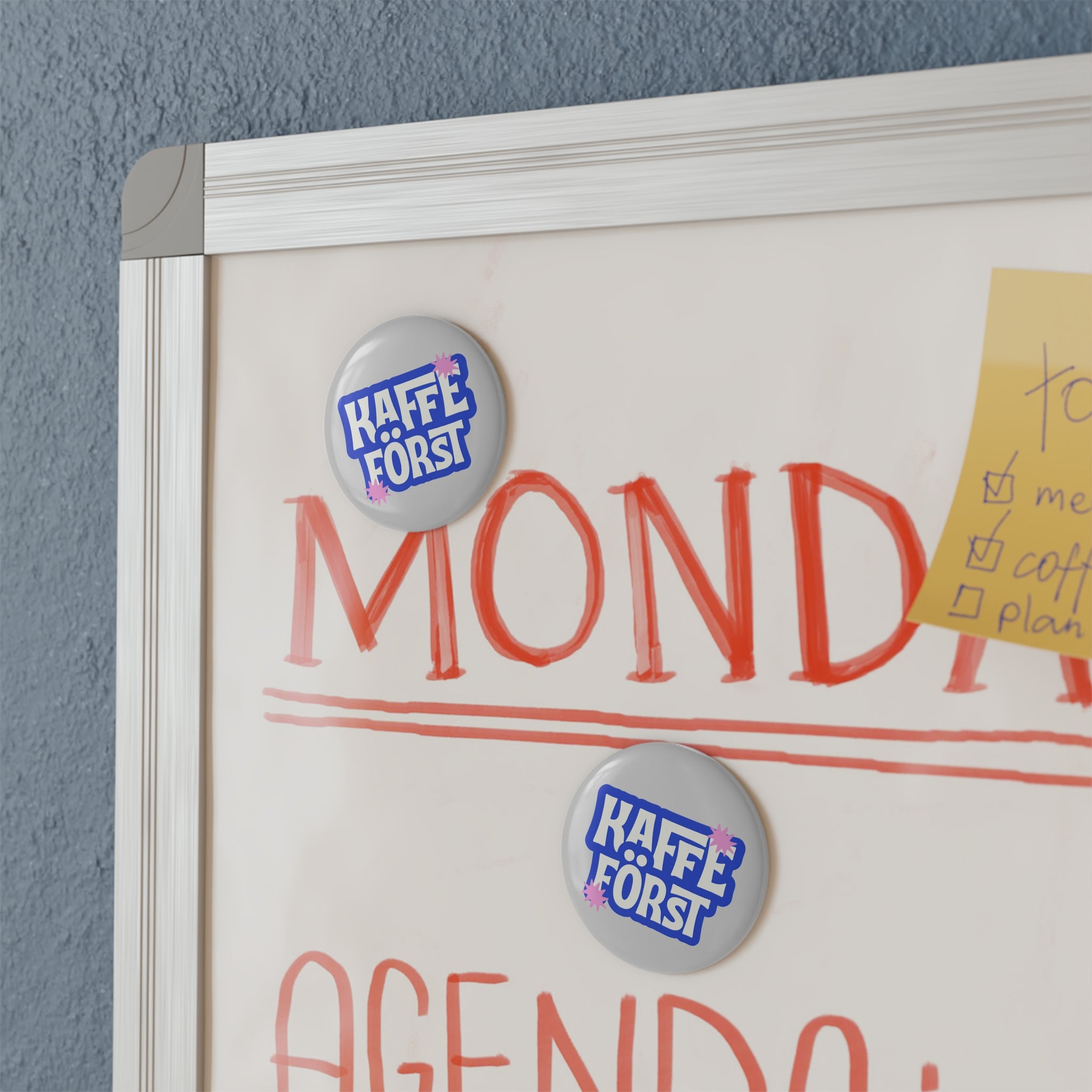 Kaffe Först Round Button Magnet – Retro Coffee First Design