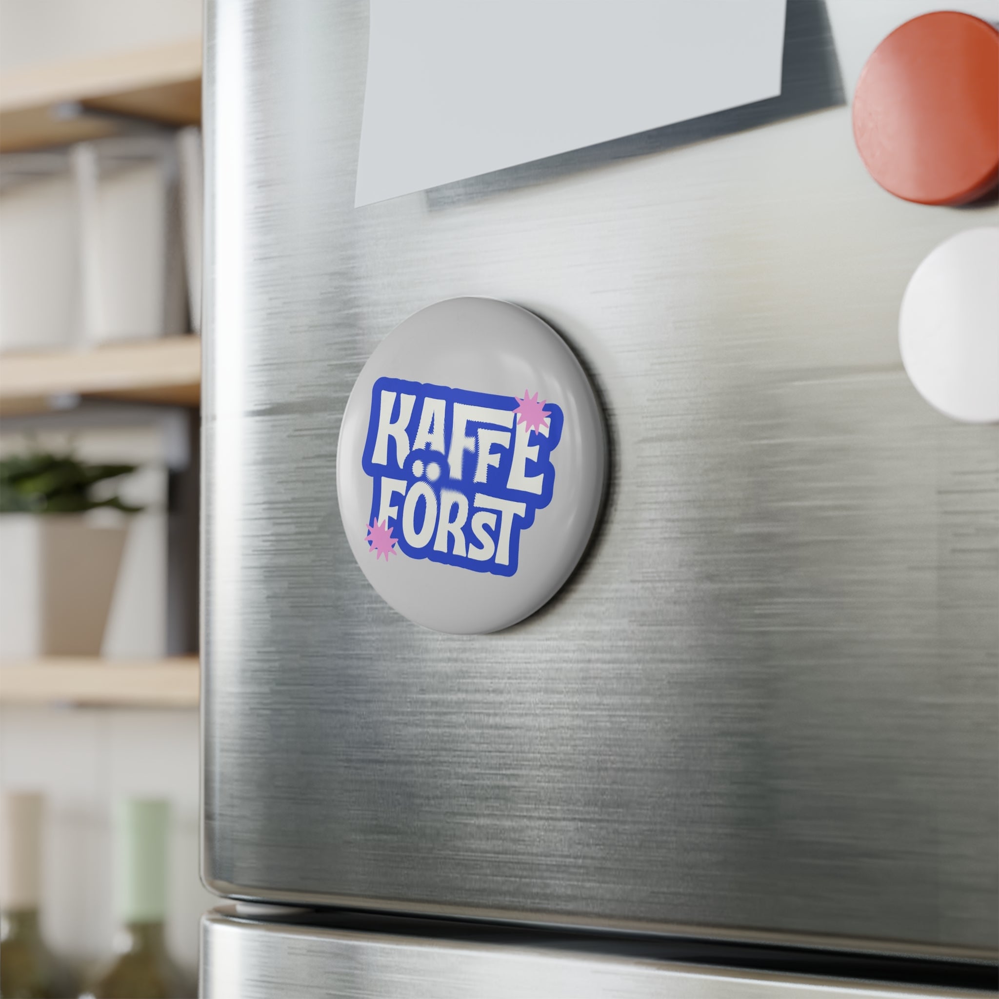 Kaffe Först Round Button Magnet – Retro Coffee First Design